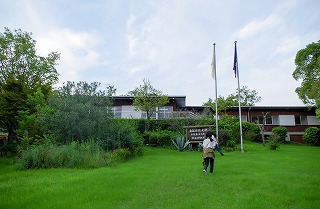 学院島 研修施設前の広場