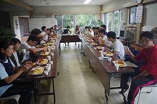 学院島 メンバーそろってのご飯懐かしい給食を思い出しました