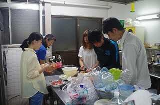 学院島 夕食BBQ(バーベキュー)の準備の様子
